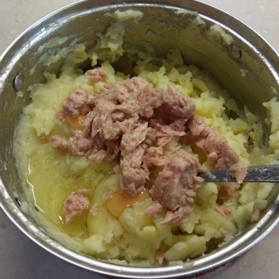 Фото рецепта - Картофельная запеканка с тунцом и сыром - шаг 3