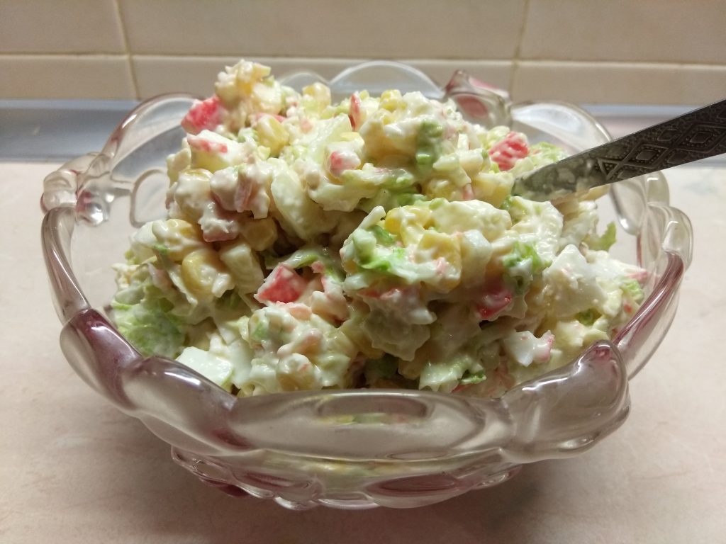 Салат из пекинской капусты, крабовых палочек, кукурузы и сулугуни