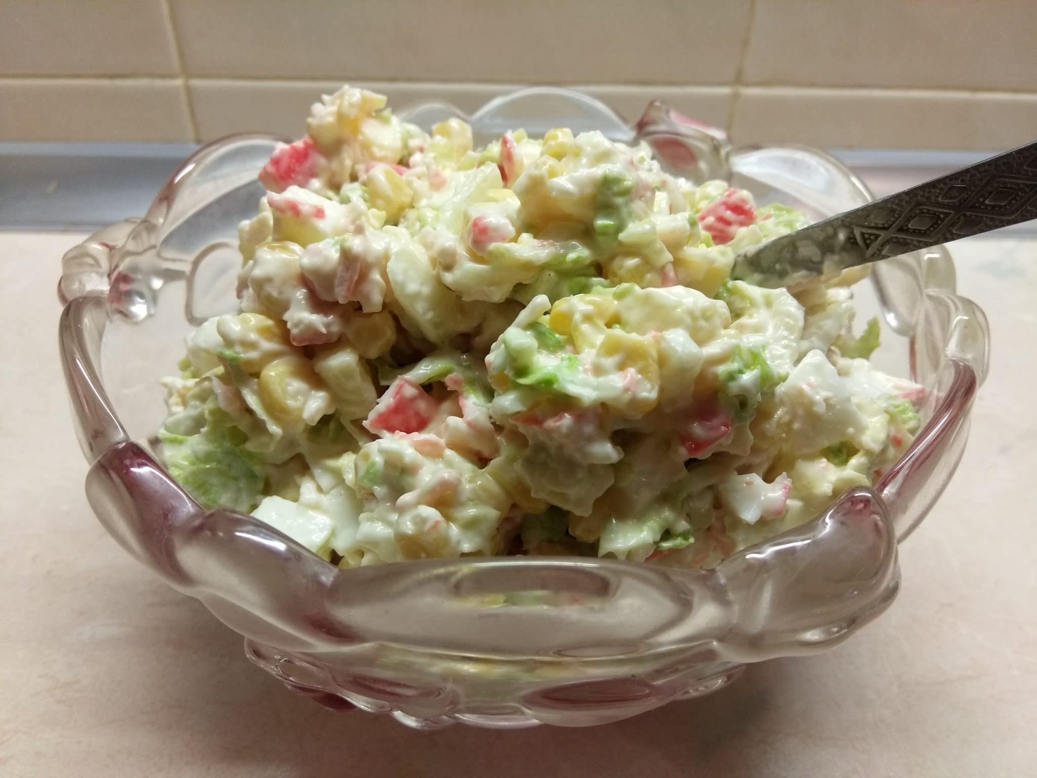 Салат из пекинки и крабовых палочек. Салат с крабовыми палочками кукурузой пекинской капустой огурцом. Салат с крабовыми палочками и пекинской капустой. Пекинская капуста с крабовыми палочками. Салат из пекинской капусты с крабовыми палочками и кукурузой.