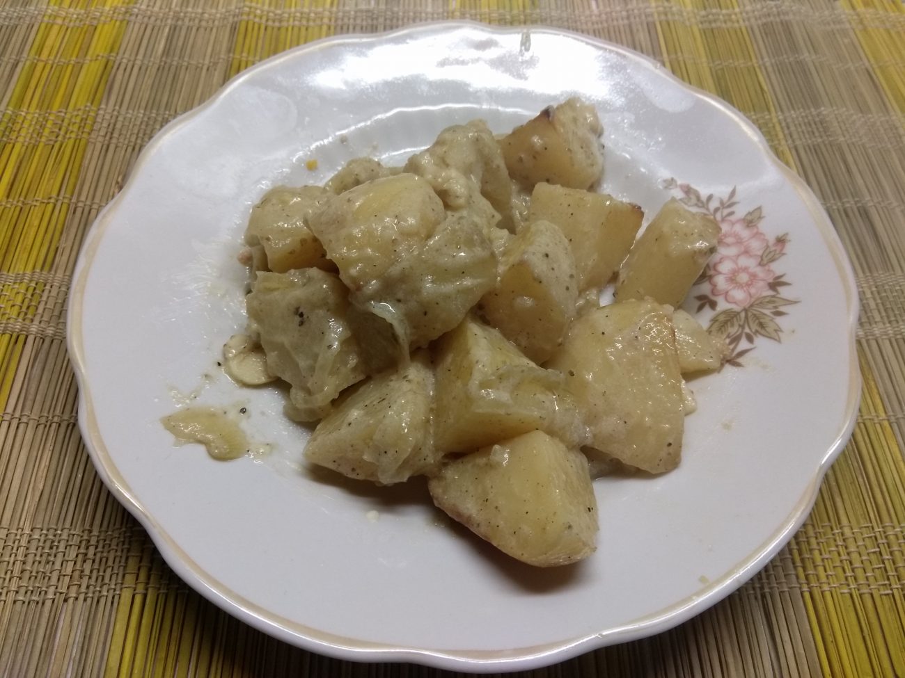 Картофель, запеченный в духовке с орегано, луком и чесноком в сметанном соусе