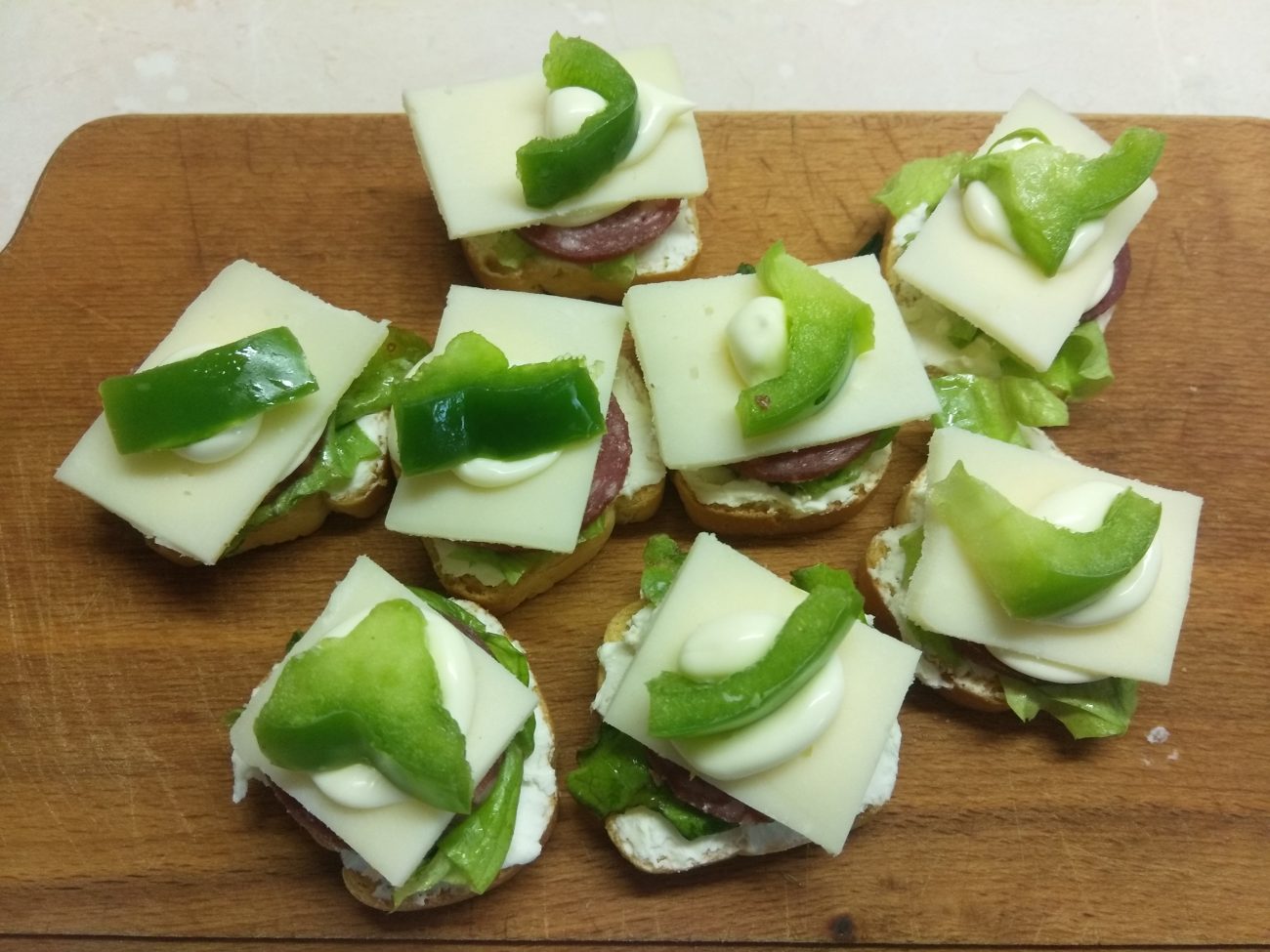 Фуршетная закуска — бутерброды с колбасой и сыром