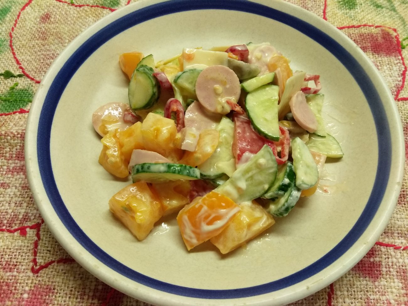 Салат с овощами и сосисками