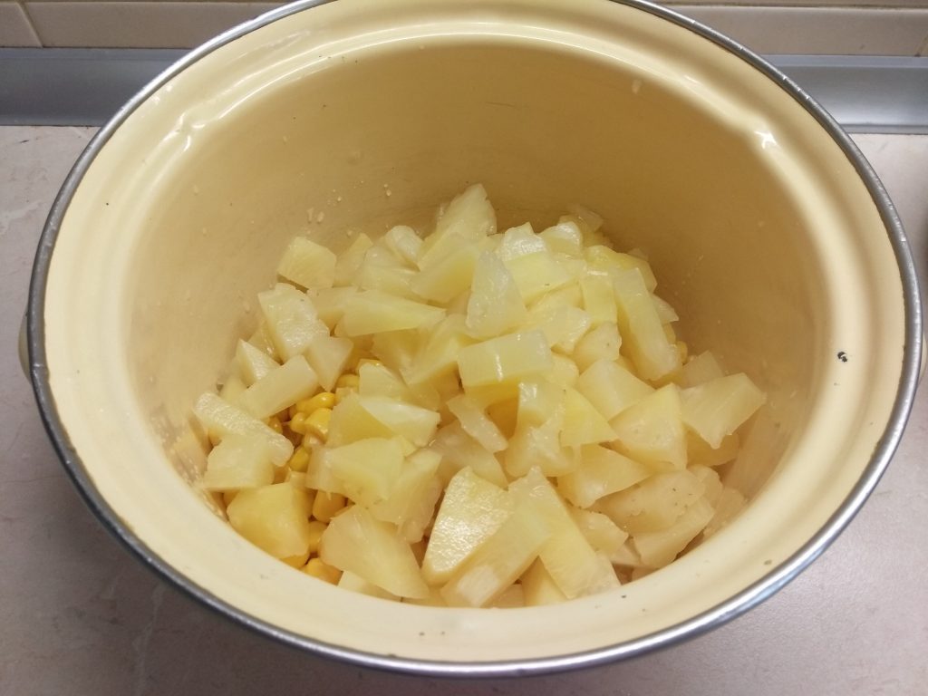 Фото рецепта - Салат с крабовыми палочками, ананасами и яблоками - шаг 2