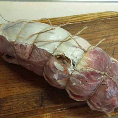 Фото рецепта - Мясной рулет с финиками и грецкими орехами - шаг 6