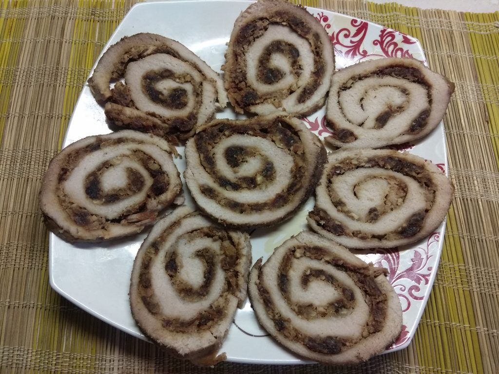 Мясной рулет с финиками и грецкими орехами