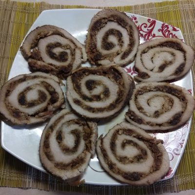 Фото рецепта - Мясной рулет с финиками и грецкими орехами - шаг 8