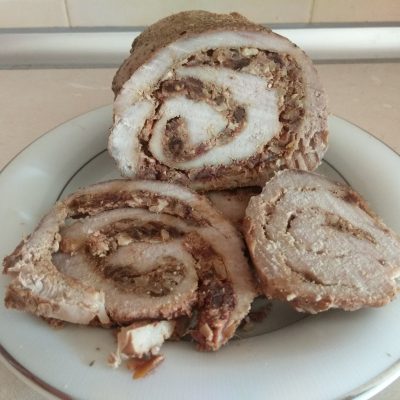 Фото рецепта - Мясной рулет с финиками и грецкими орехами - шаг 8