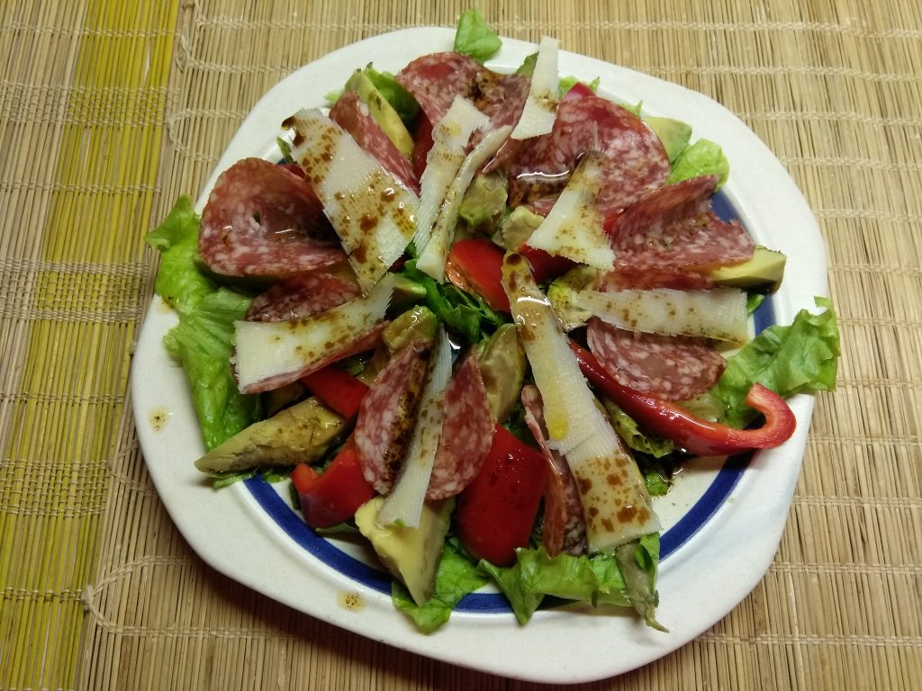 Салат с колбасой, авокадо, пармезаном и грушами