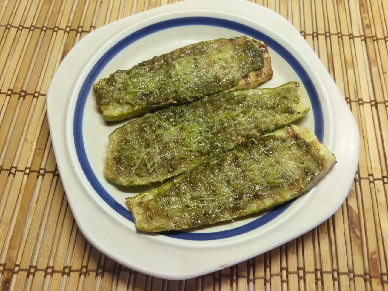 Кабачки, запечённые с песто и пармезаном