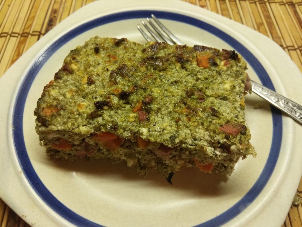 Творожная запеканка со шпинатом, морковью и сосисками