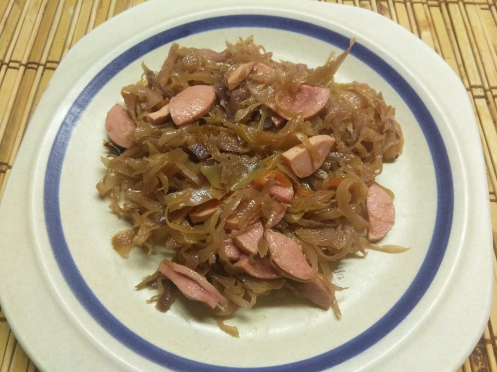 Капуста-ассорти, тушенная с сосисками (солянка)