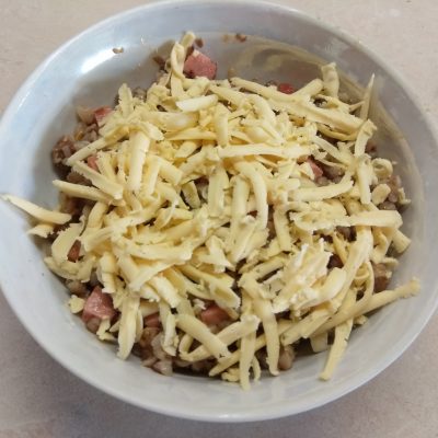 Фото рецепта - Гречневая каша с помидорами и докторской колбасой - шаг 5