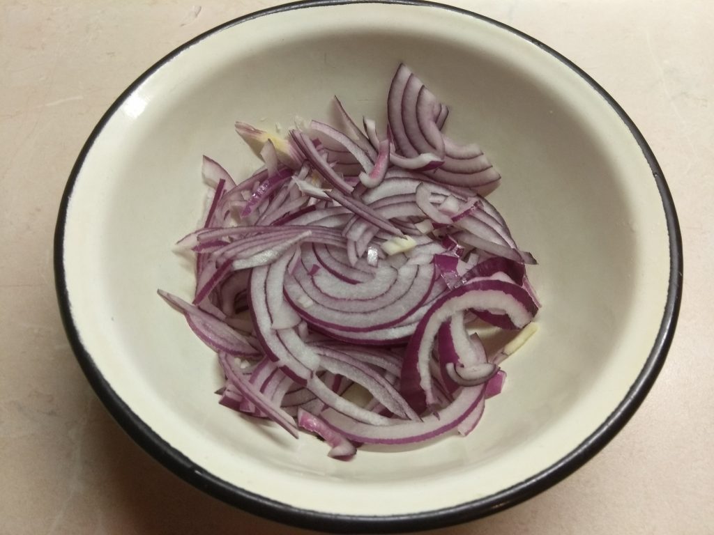Фото рецепта - Салат с фризе, куриной грудкой, авокадо и зелеными помидорами - шаг 2