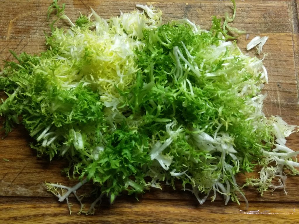 Фото рецепта - Салат с фризе, куриной грудкой, авокадо и зелеными помидорами - шаг 1