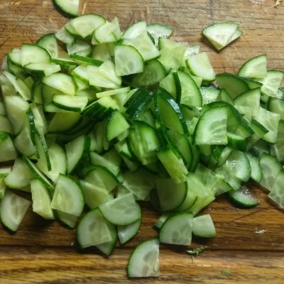 Фото рецепта - Салат с фризе, куриной грудкой, авокадо и зелеными помидорами - шаг 3