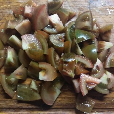 Фото рецепта - Салат с фризе, куриной грудкой, авокадо и зелеными помидорами - шаг 3