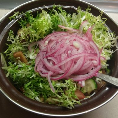 Фото рецепта - Салат с фризе, куриной грудкой, авокадо и зелеными помидорами - шаг 4