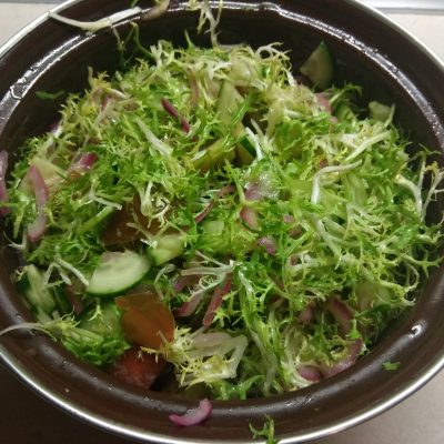 Фото рецепта - Салат с фризе, куриной грудкой, авокадо и зелеными помидорами - шаг 4