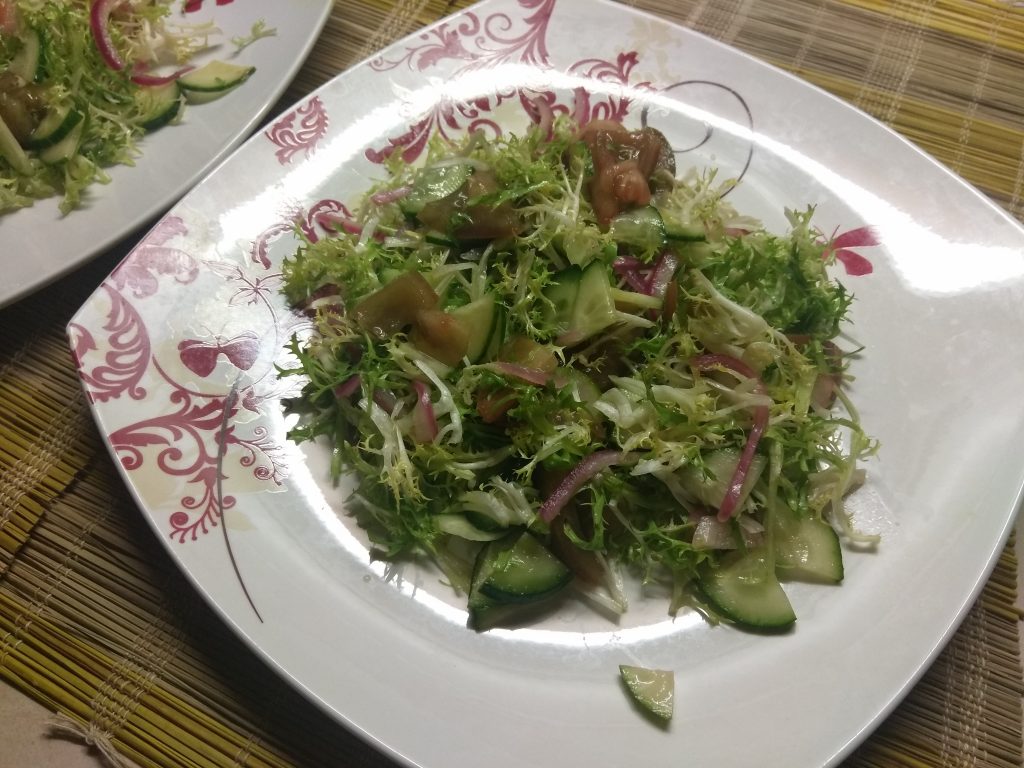 Фото рецепта - Салат с фризе, куриной грудкой, авокадо и зелеными помидорами - шаг 5