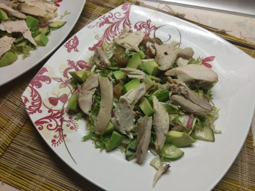 Фото рецепта - Салат с фризе, куриной грудкой, авокадо и зелеными помидорами - шаг 7