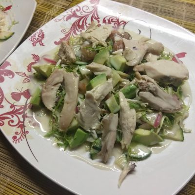 Фото рецепта - Салат с фризе, куриной грудкой, авокадо и зелеными помидорами - шаг 9