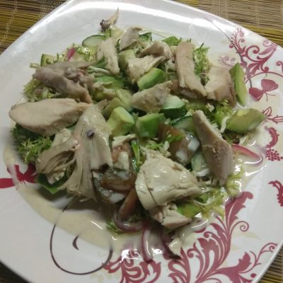 Фото рецепта - Салат с фризе, куриной грудкой, авокадо и зелеными помидорами - шаг 9