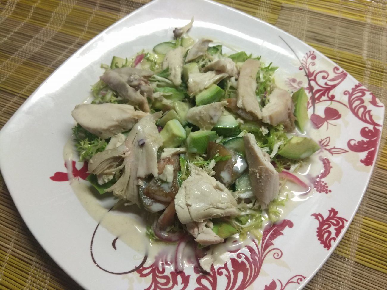Салат с фризе, куриной грудкой, авокадо и зелеными помидорами