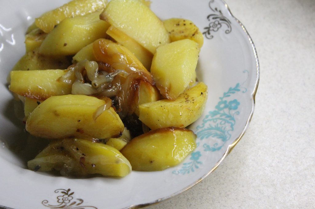 Печеный картофель со сладким карамелизированным луком
