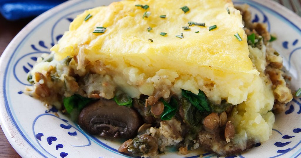 Картофельная запеканка с чечевицей, грибами и шпинатом