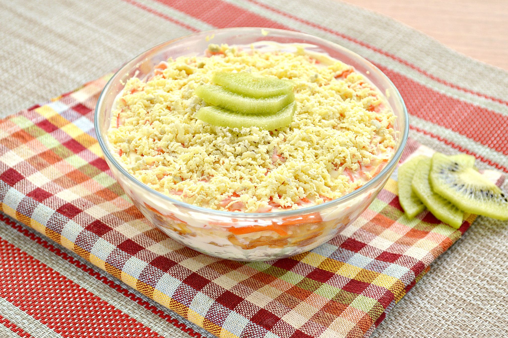 Слоеный праздничный салат с курицей, киви и корейской