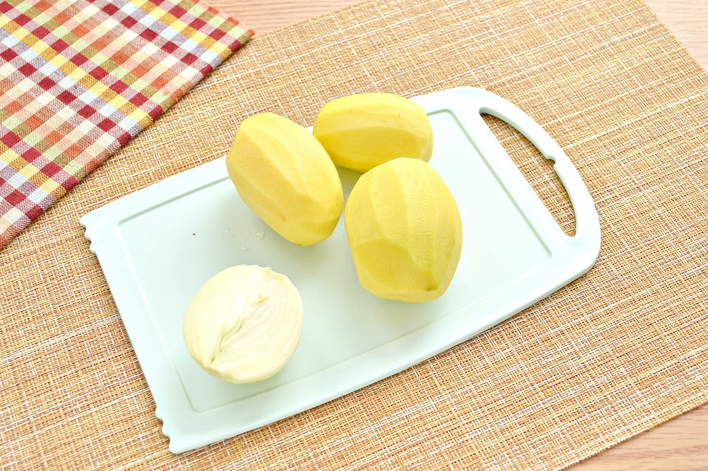 Фото рецепта - Начинка для мантов из курицы и картофеля - шаг 3