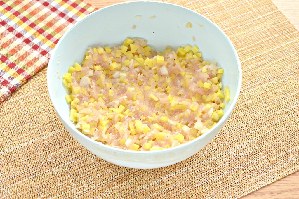 Фото рецепта - Начинка для мантов из курицы и картофеля - шаг 7