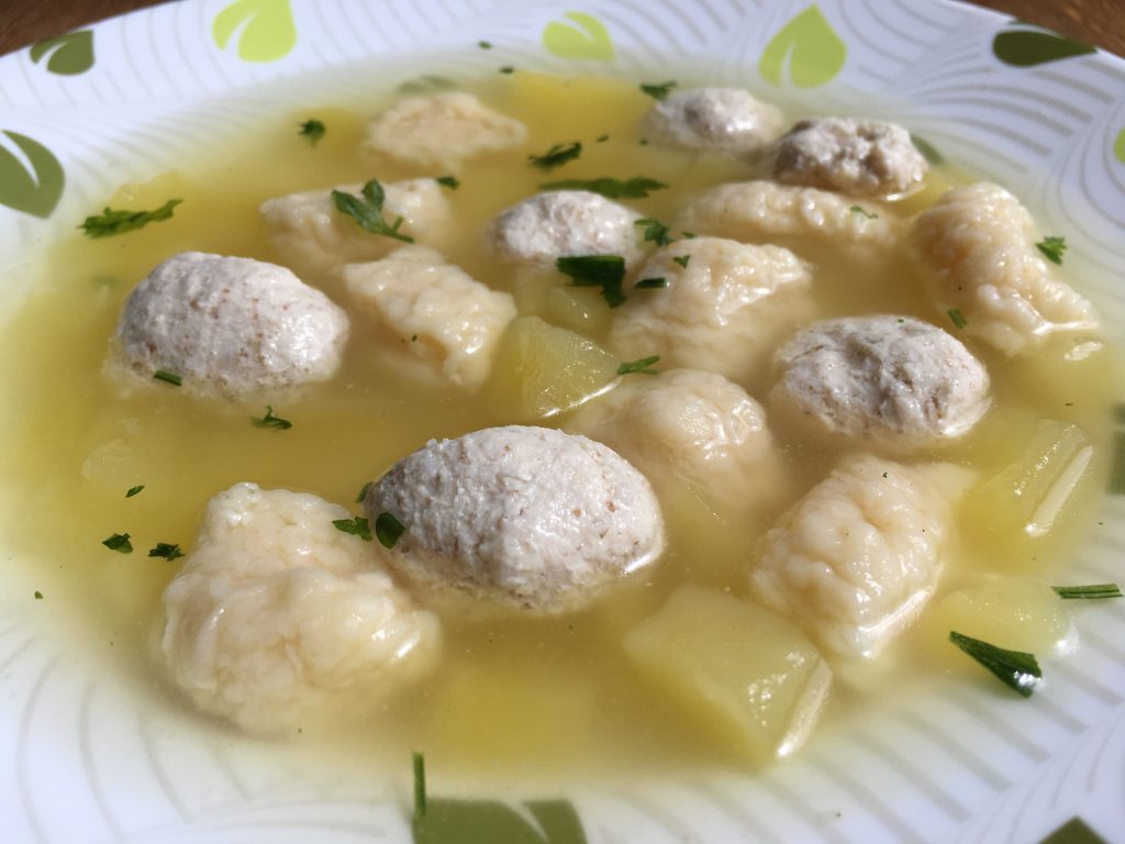 Куриный суп с фрикадельками и сырными клецками
