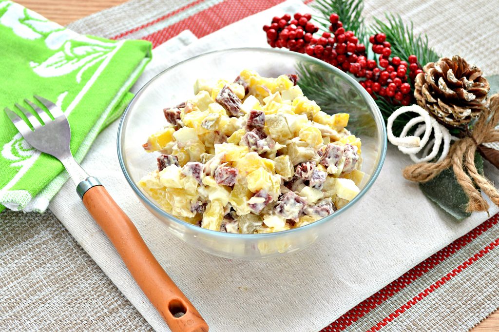 Картофельный салат с огурцами, курицей и колбасой
