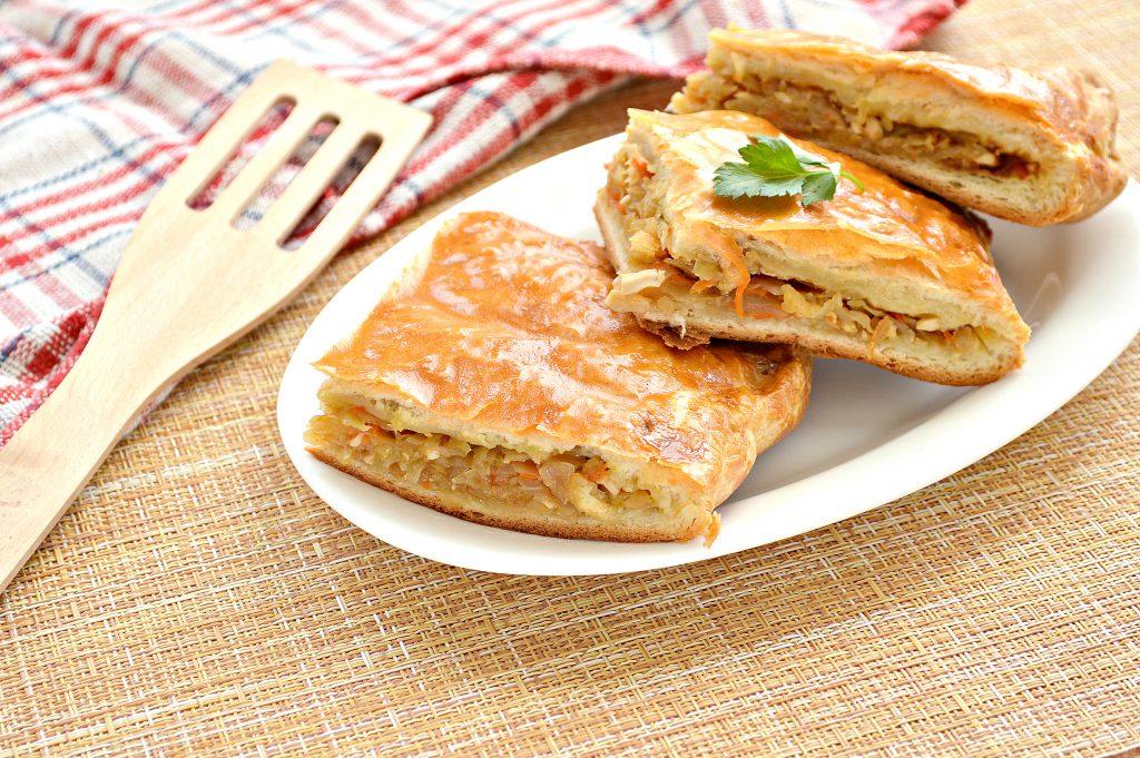 Пирог из дрожжевого теста с капустой и яйцом