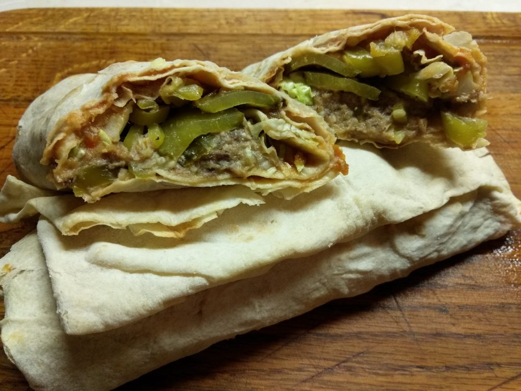 Шаурма с сардинами, огурцами и пекинской капустой