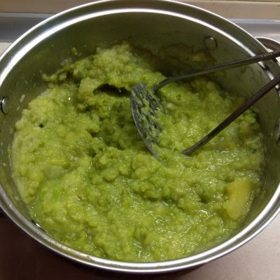 Фото рецепта - Пюре из картофеля и зеленого горошка с чесноком и пармезаном - шаг 5