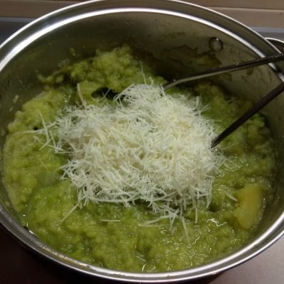 Фото рецепта - Пюре из картофеля и зеленого горошка с чесноком и пармезаном - шаг 6