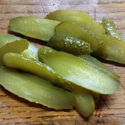 Фото рецепта - Горячие бутерброды с запеченным лососем и маринованными огурцами - шаг 2