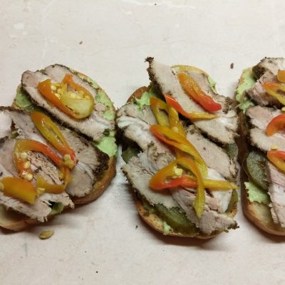 Фото рецепта - Бутерброды с соусом из авокадо и запеченным мясом - шаг 7