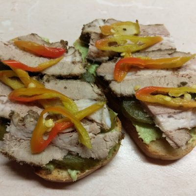 Фото рецепта - Бутерброды с соусом из авокадо и запеченным мясом - шаг 7