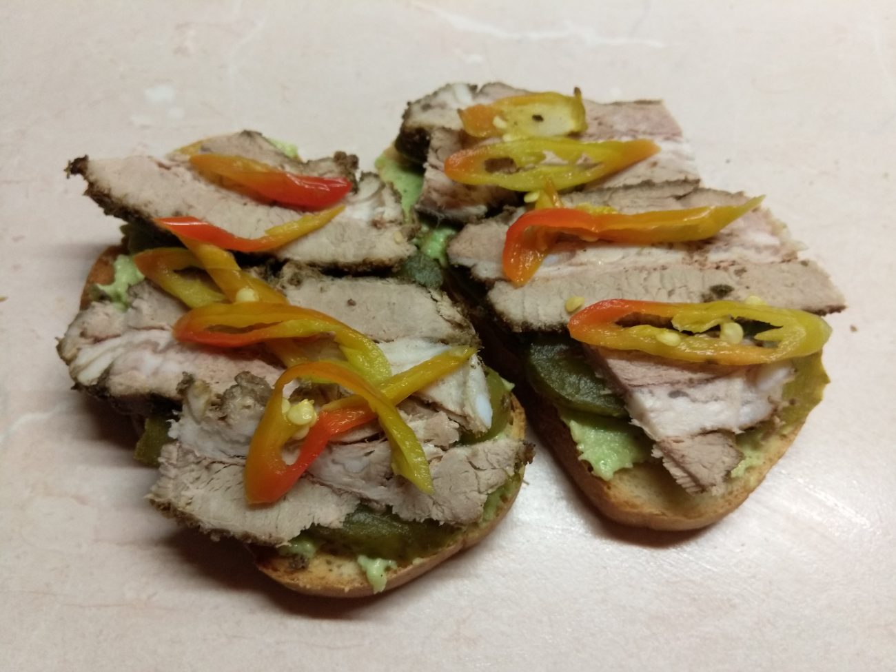 Бутерброды с соусом из авокадо и запеченным мясом