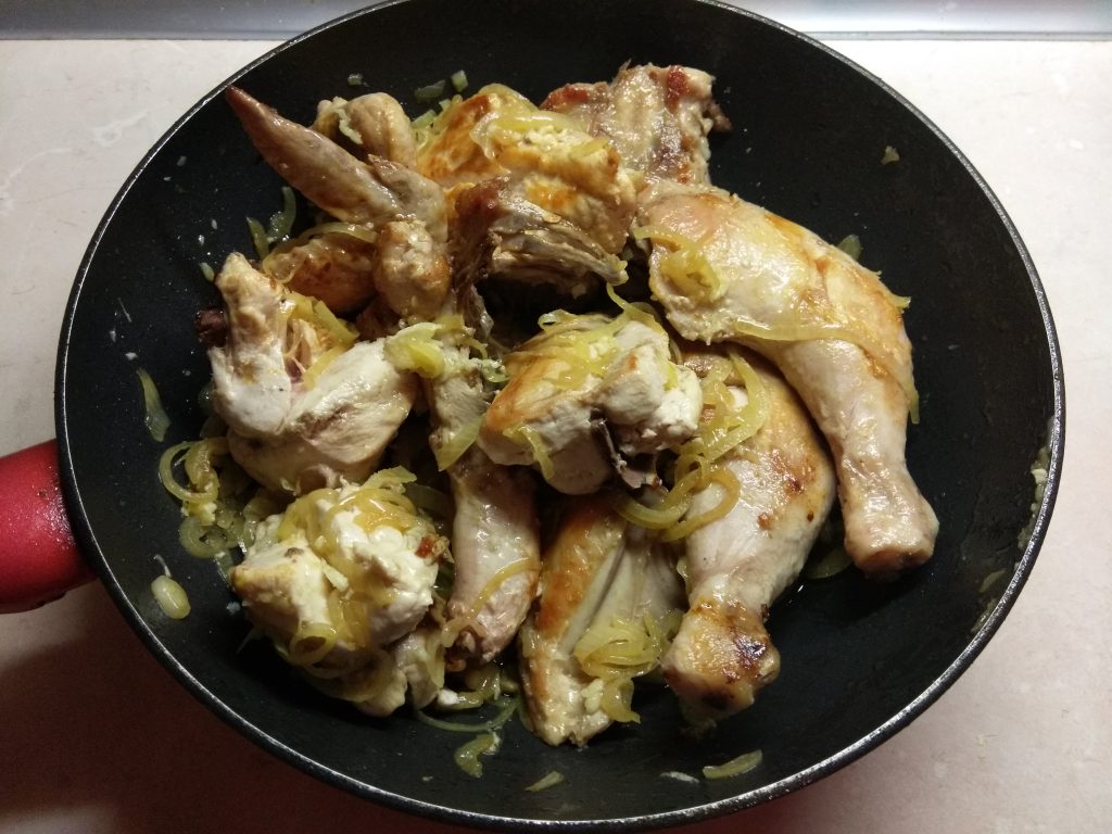 курица в томатном соке на сковороде рецепты. img 20191210 180901. курица в томатном соке на сковороде рецепты фото. курица в томатном соке на сковороде рецепты-img 20191210 180901. картинка курица в томатном соке на сковороде рецепты. картинка img 20191210 180901. Безумно вкусная, невероятно ароматная, нежная и сочная курица в томатном соке – прекрасное дополнения к любому гарниру. Гарниру. Для этого блюда мы берем целую курицу и разделываем на части, тогда вкус получается более ярким и насыщенным из-за того, что у нас есть два виды куриного мяса – белое и красное