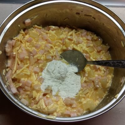 Фото рецепта - Кексы с ананасом и куриным рулетом - шаг 5