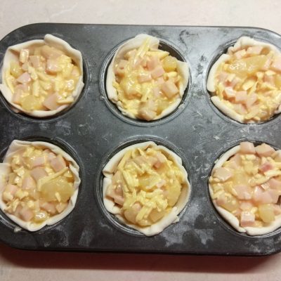 Фото рецепта - Кексы с ананасом и куриным рулетом - шаг 5