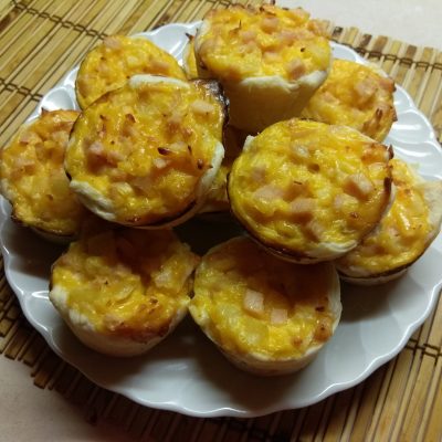 Фото рецепта - Кексы с ананасом и куриным рулетом - шаг 6