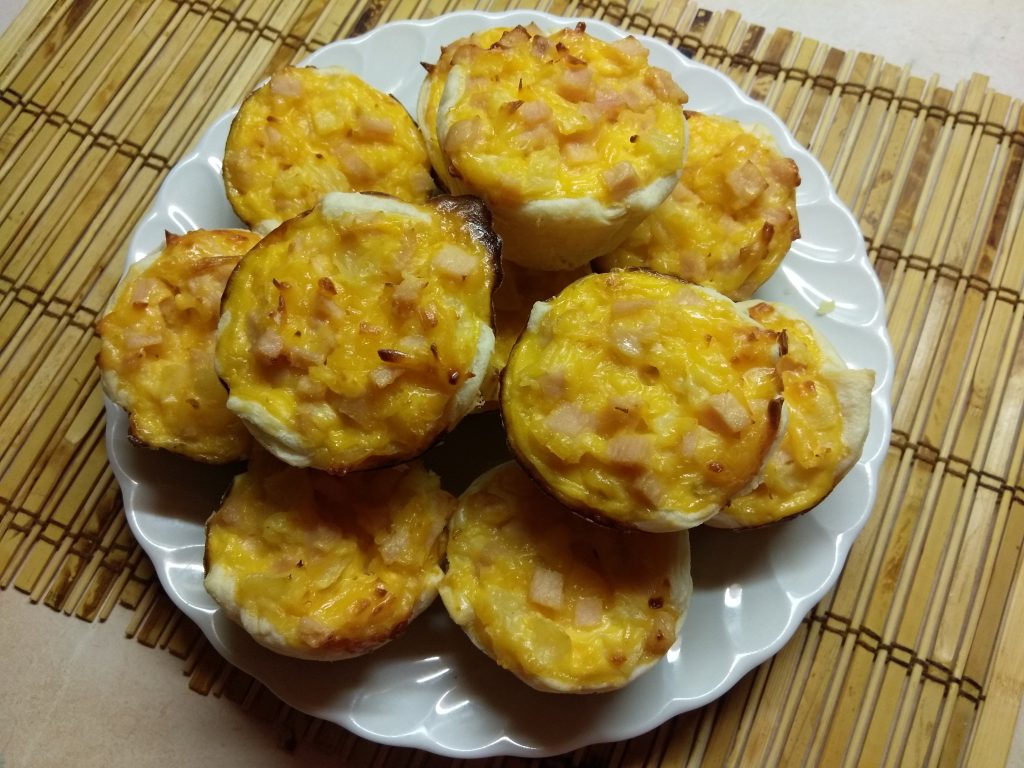 Кексы с ананасом и куриным рулетом