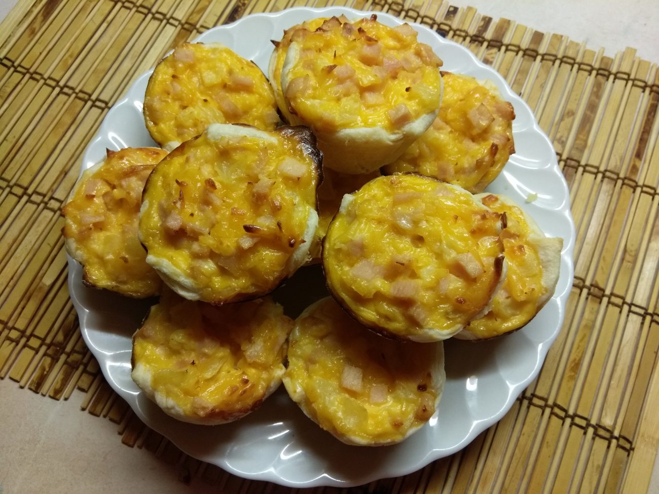 Кексы с ананасом и куриным рулетом
