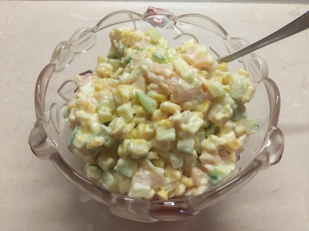 Салат с лососем, огурцами и кукурузой