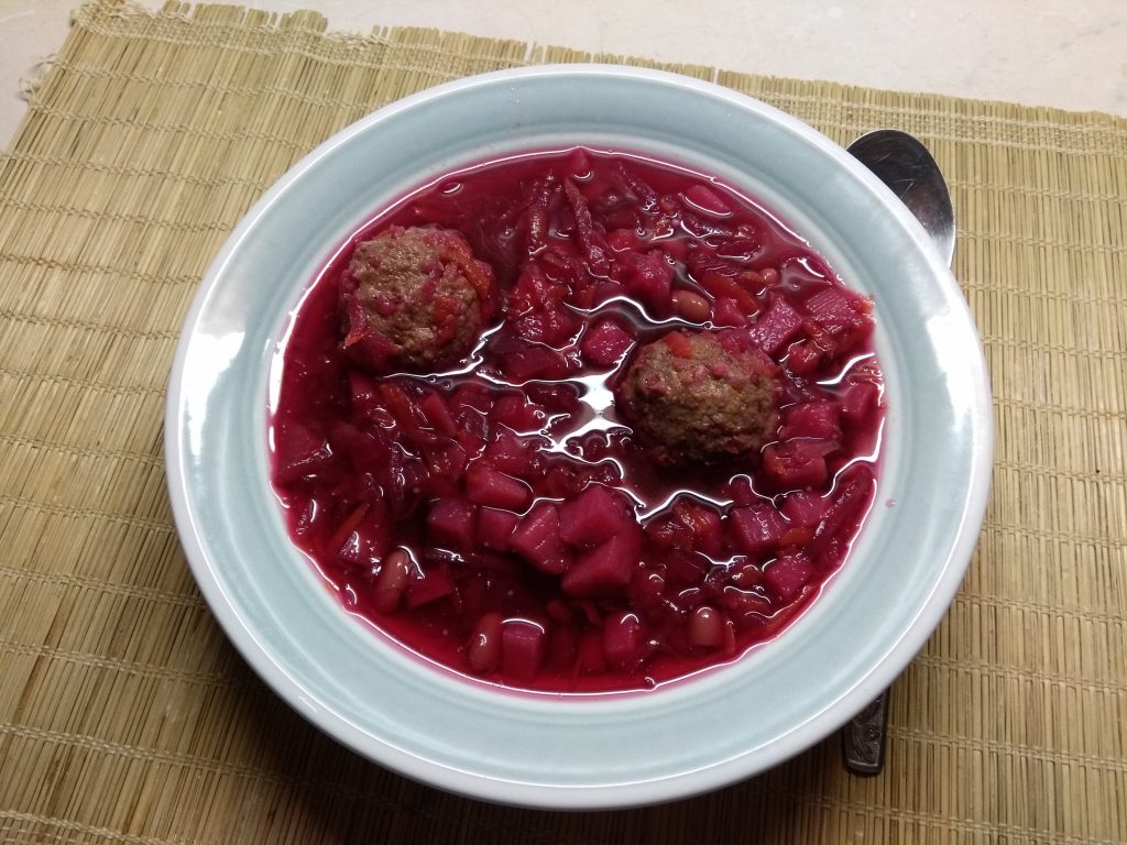 Красный борщ с фасолью и куриными фрикадельками